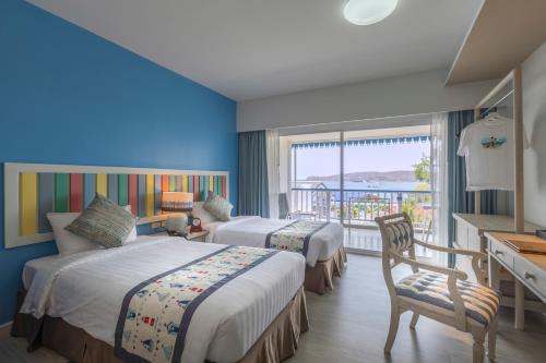 席昌岛苏梅丝厂旅馆的酒店客房设有两张床和一个阳台。