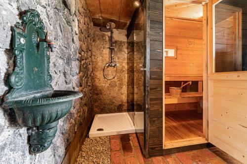 奥托亚克Vineyard Cottages Skatlar - Happy Rentals的石质浴室设有绿色水槽和淋浴