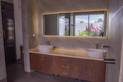 南迪Island Villa的一间带两个盥洗盆和大镜子的浴室