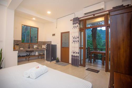 高尔D2 Villa Unawatuna的一间卧室配有一张床,浴室设有阳台