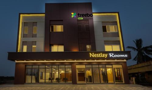 钦奈Treebo Trend Nestlay Rooms Gummidipoondi的享有酒店夜间景色,设有整间客房标志