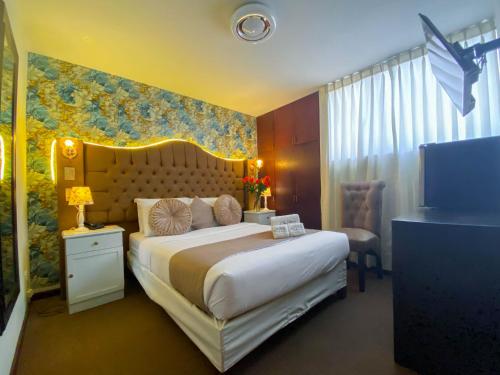阿雷基帕AM Hotels Collect的酒店客房设有一张大床和一台电视。