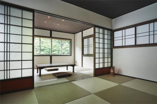 田边市熊野四季亭的窗户客房内的长凳