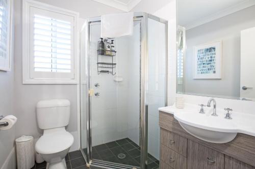 卡拉拉海滩Bluewater Jervis Bay - Pet Friendly with Spa的带淋浴、卫生间和盥洗盆的浴室