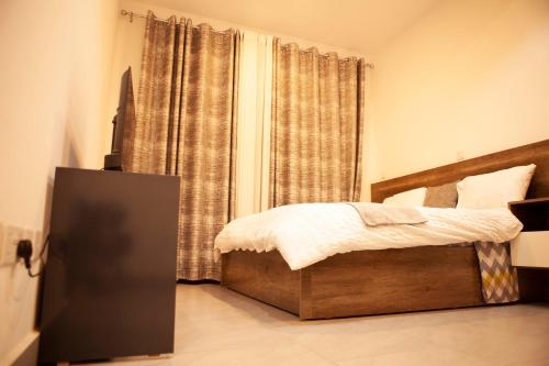 基加利Kigali Homes Villa的一间小卧室,配有床和窗户