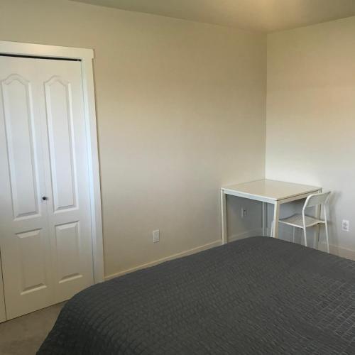 Separate bathroom, spacious and bright big bed room客房内的一张或多张床位
