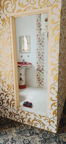 斯利那加Hotel Kashmir Heaven的一间带水槽和镜子的浴室