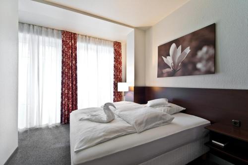 鲁尔河畔米尔海姆Hotel am Oppspring的一间卧室设有一张床和一个大窗户