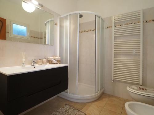 阿尔玛·迪·塔吉亚Casa del Sole的带淋浴、盥洗盆和卫生间的浴室