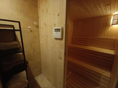 PirdopVilla "Forest way"的带淋浴的小浴室和床。