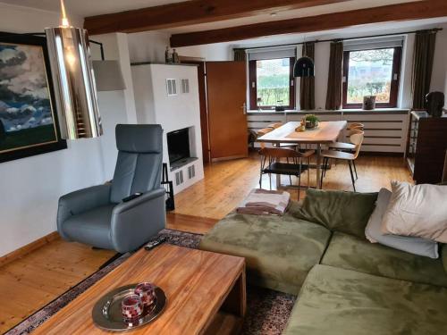 比特亨巴赫Haus Päsch nahe See mit beheiztem Whirlpool/Sauna的客厅配有沙发和桌子