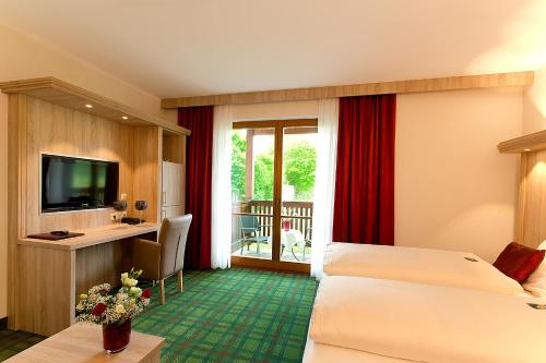 格里马Hotel Kloster Nimbschen 4 Sterne的酒店客房设有两张床和电视。