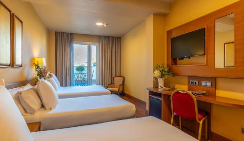 马德里斯特林酒店的酒店客房配有两张床和一张书桌
