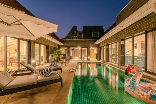 果阿旧城City chic Luxury villa with Private pool available as 3bhk and 6Bhk的一座室内泳池