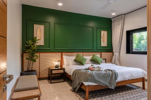 果阿旧城City chic Luxury villa with Private pool available as 3bhk and 6Bhk的一间卧室设有绿色的墙壁和一张床