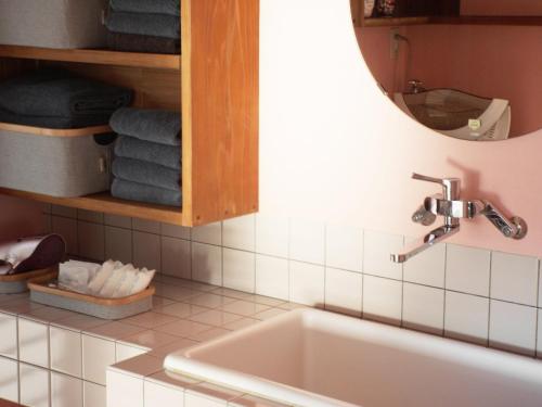 五岛Goto - House - Vacation STAY 66191v的浴室配有盥洗盆、镜子和毛巾