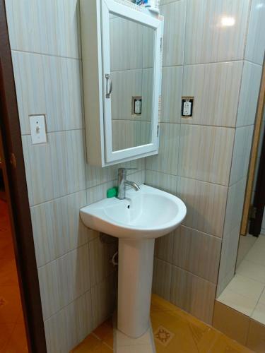 马朱罗Maburo sea breeze suites的一间带水槽和镜子的浴室