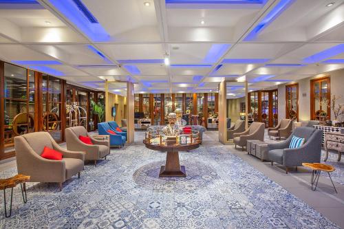 万隆万隆达戈1O1酒店的大堂配有沙发和桌椅