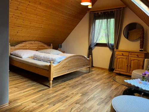 金丁Ferienhaus 32的一间卧室配有一张床,铺有木地板