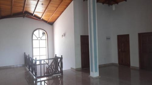 康提Suriya Villa的客房设有楼梯和木制天花板