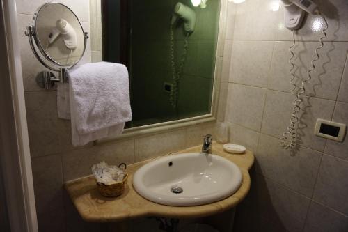 罗马格林酒店的一间带水槽和镜子的浴室