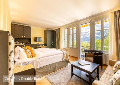伦克Lenkerhof gourmet spa resort - Relais & Châteaux的一间卧室设有一张床和一间客厅。