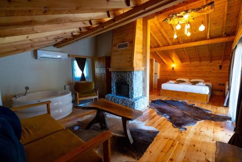 博卢Abant Villa Otel的客厅设有壁炉、床和浴缸。