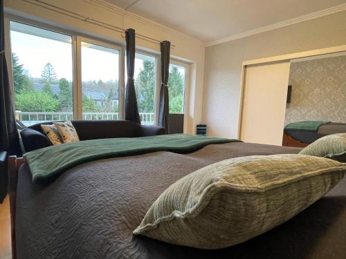 弗伦斯堡Flensburg Solitüde的一间卧室设有一张大床和大窗户