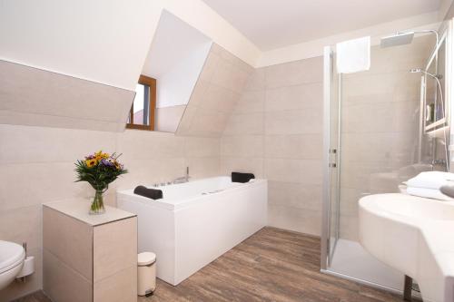 格里马Hotel Kloster Nimbschen 4 Sterne的白色的浴室设有水槽和卫生间。