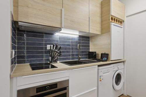 蒙特勒伊862 Suite Tulipe - Superb apartment的厨房配有水槽和洗衣机