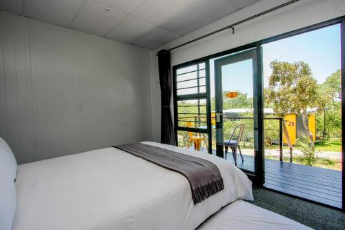 斯库库扎SleepOver Kruger Gate的一间卧室设有一张床和一个大窗户