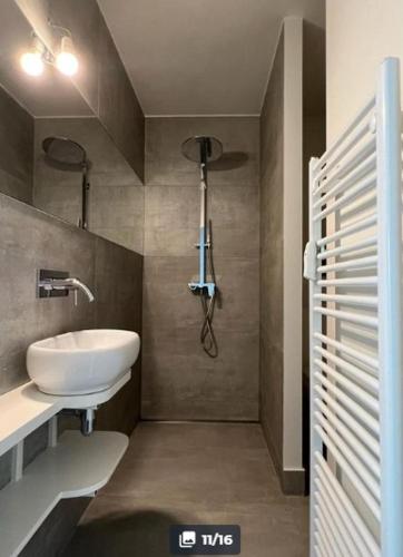 安特卫普Appartement Sportpaleis的浴室配有白色水槽和淋浴。