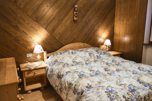 卡纳泽伊Villa Antermont的一间卧室设有一张床和木墙