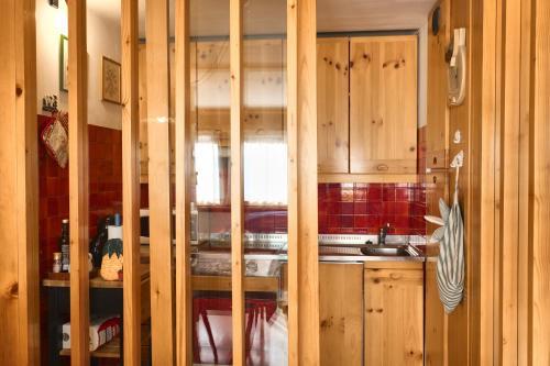 卡纳泽伊Villa Antermont的一个带木制橱柜和水槽的厨房