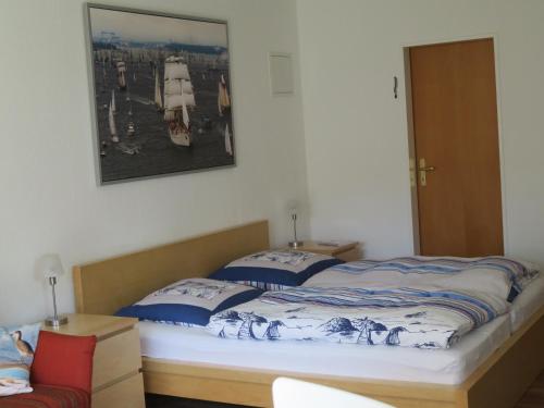 基尔Schönes Appartement in ruhiger Lage的墙上照片的一张床位