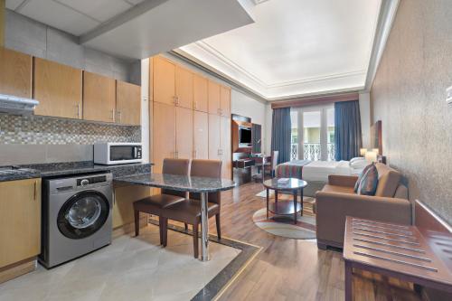 迪拜阿尔巴沙奥酷瑞公寓式酒店的一间带客厅的厨房和一间带用餐室的客厅