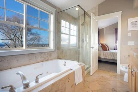 西雅图Fremont home with panoramic views near Woodland Zoo的带浴缸和窗户的大浴室