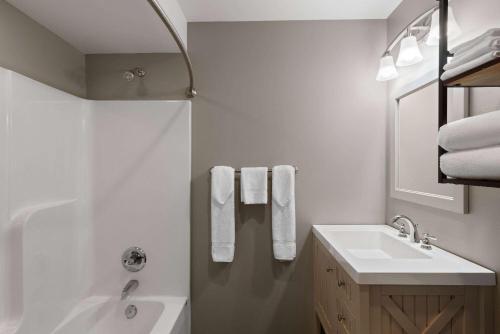 斩魔山威尔伯斩魔山海滨戴斯酒店的白色的浴室设有水槽和浴缸。