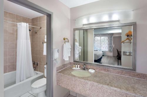 墨尔本墨尔本戴斯酒店的一间带水槽、卫生间和镜子的浴室