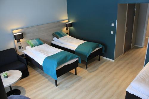 巴杜弗斯Bardufosstun的酒店客房设有两张床和一张桌子。
