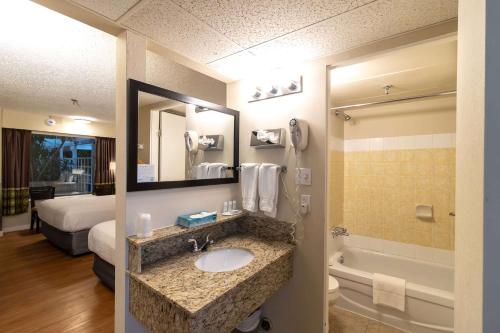 乔治王子城乔治王子城温德姆速8酒店的酒店客房设有带水槽和浴缸的浴室
