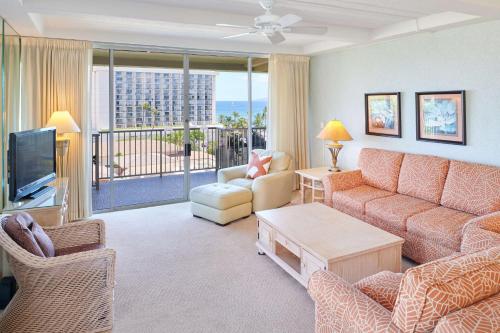 拉海纳阿斯顿捕鲸卡阿纳帕利海滩酒店的客厅配有沙发、椅子和电视