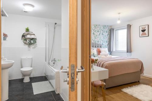 伦敦Tranquil Urban Haven的一间卧室配有床、水槽和卫生间