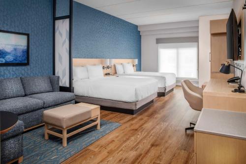 圣奥古斯丁Hyatt Place St Augustine Vilano Beach的酒店客房,配有床和沙发