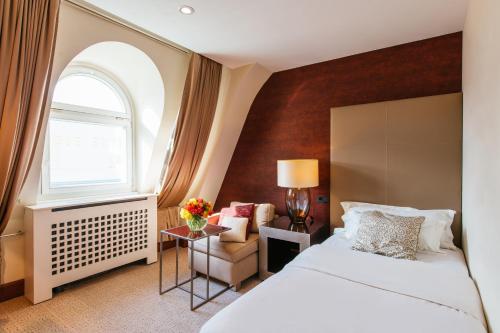 维也纳维也纳风格丽笙酒店的酒店客房设有床和窗户。