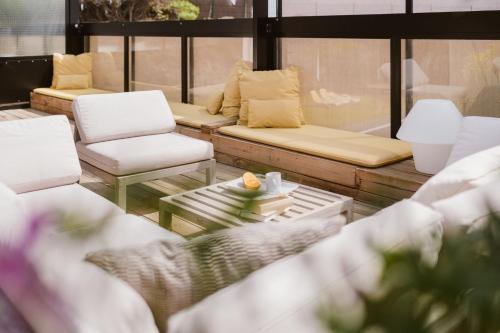 圣米格尔德阿沃纳11号度假屋的客厅配有白色椅子和沙发