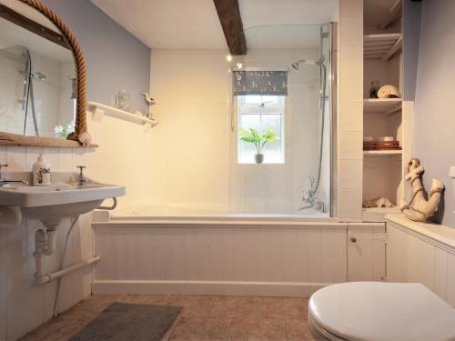 巴恩斯特珀尔3 bed in Braunton 85884的带浴缸、卫生间和盥洗盆的浴室