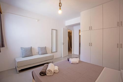 米克诺斯城Aqua Breeze Seaview Pool Suites Mykonos的白色的客房配有床和沙发