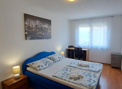 里耶卡Turnic的一间卧室配有蓝色的床和一张书桌