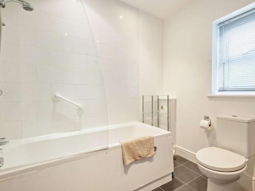 Southam2 Bed in Cheltenham 49336的白色的浴室设有浴缸和卫生间。